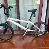 BMX freestyle 20” – manubrio 360°, ruote 48 raggi