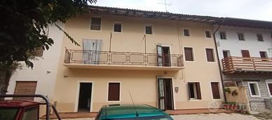 Casa in linea su due livelli