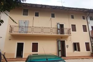 Casa in linea su due livelli