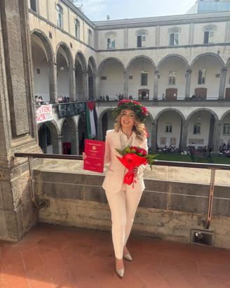 Candida in insegnante, segretaria, ripetizioni