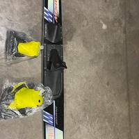 Mono scii d’acqua con scarpette nuove si scorta