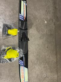 Mono scii d’acqua con scarpette nuove si scorta