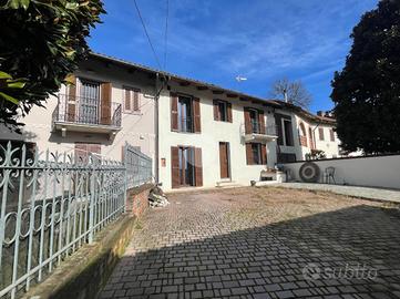 CASA SEMINDIPENDENTE A AZZANO D'ASTI