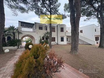 TRILOCALE CON SCOPERTO ESCLUSIVO,PISCINA Rif.2164