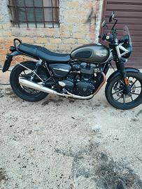 Triumph street twin 
