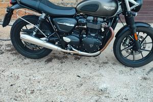 Triumph street twin 
