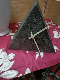 orologio a piramide con decorazioni 