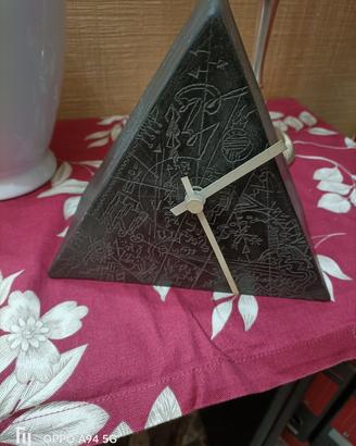 orologio a piramide con decorazioni 