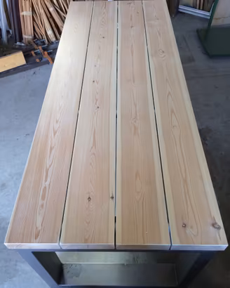 Tavolo di design in legno e acciaio