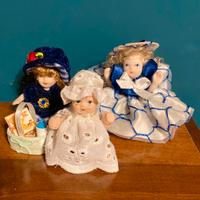 Lotto di tre piccole bambole in ceramica