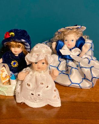 Lotto di tre piccole bambole in ceramica