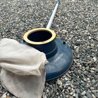 Pulitore per fondo piscina