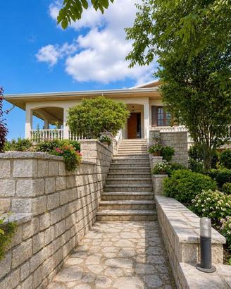Villa di 399 m² con 4 locali e box auto doppio a B