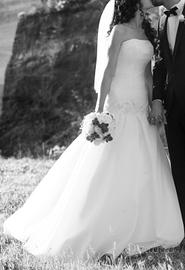 Abito da sposa bianco lungo con velo