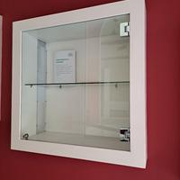 Vetrina in legno laccato bianco