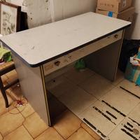 scrivania in legno leggi 