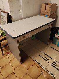 scrivania in legno leggi 