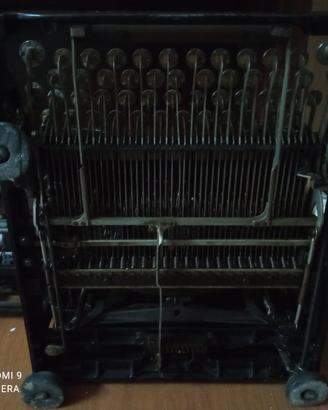 macchina da scrivere Olivetti