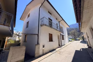 TIPICA CASA IN LINEA IN CONTESTO SUGGESTIVO