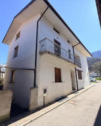 TIPICA CASA IN LINEA IN CONTESTO SUGGESTIVO