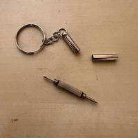 Portachiavi in metallo con mini-cacciaviti