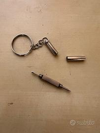 Portachiavi in metallo con mini-cacciaviti