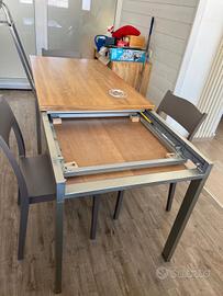 parete attrezzata, tavolo, sedie, lampadario..