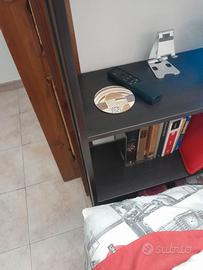 Mobile basso e libreria