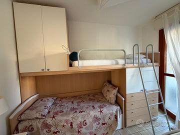 Letto a castello 3 posti con armadi e cassetti