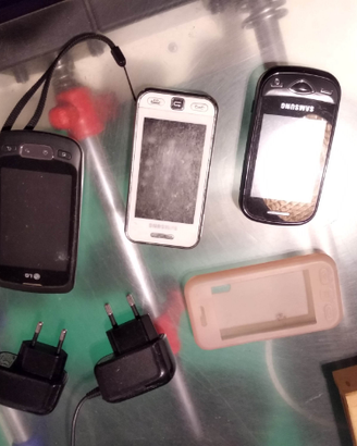 Cellulare Samsung LG con caricabatterie