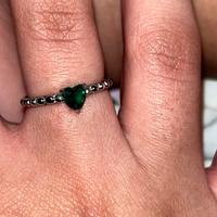 Anello Sagapo con cuore verde
