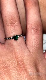 Anello Sagapo con cuore verde