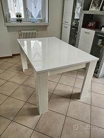 Tavolo da pranzo in legno laccato