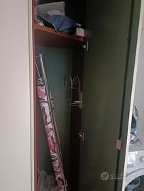 Armadio con cabina e ripostiglio incorporati