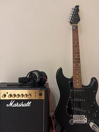 Chitarra elettrica con amplificatore e accessori.