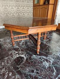 Tavolino basso ottagonale con intarsi e rotelle