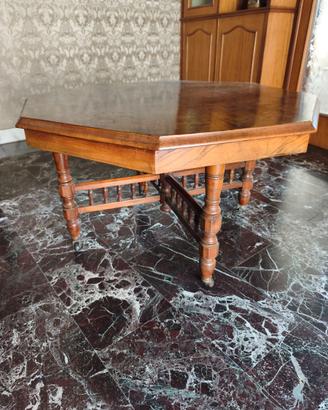 Tavolino basso ottagonale con intarsi e rotelle