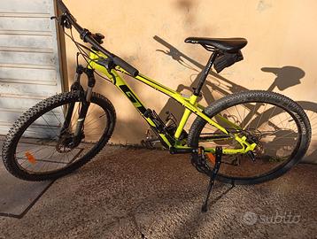 Mountain bike GT Aggressori gialla fluo