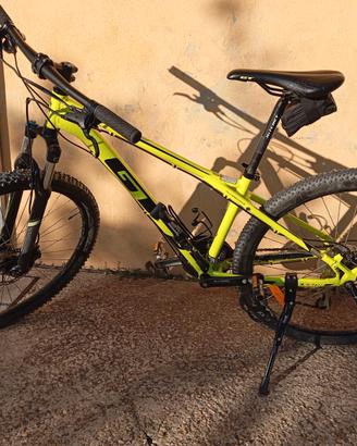 Mountain bike GT Aggressori gialla fluo