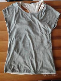 maglia grigia con canottiera bianca abbinata