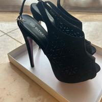 Sandalo delcollete con tacco a spillo