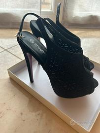 Sandalo delcollete con tacco a spillo