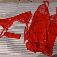 Body, Reggicalze e Giarrettiera rossa