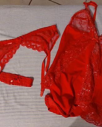 Body, Reggicalze e Giarrettiera rossa
