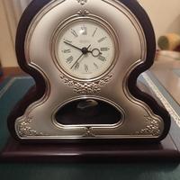 Orologio a pendolo argento e legno