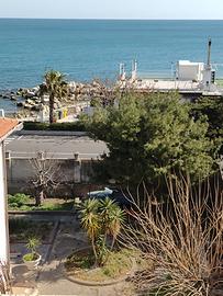 Fronte mare con terrazzino