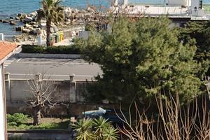 Fronte mare con terrazzino