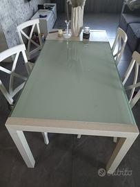 Tavolo allungabile in legno bianco  con sedie