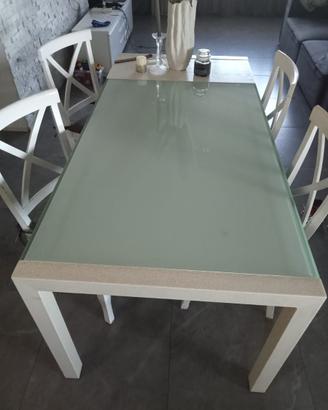 Tavolo allungabile in legno bianco  con sedie