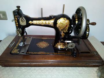 Macchina da cucire antica "Jones Family" - England